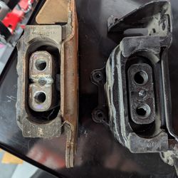 JW Auto Service - Worn motor mount vs New motor mount