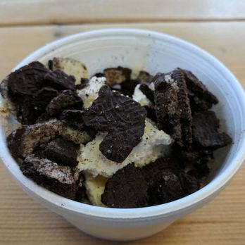 Earl's BBQ - Cookies and cream single scoop ice cream - Donuts Near Me - Chicago, Illinois