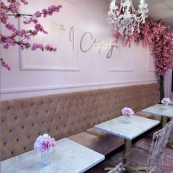 P.S. I Crepe You - Inside P.S. I crepe you. A few tables to enjoy the crepes !