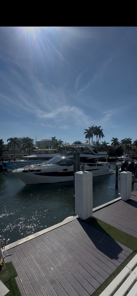 United Yacht Sales Logo