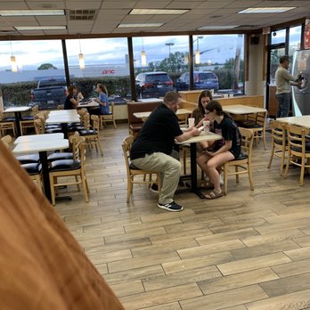 Wendy's - Empty, but still 20+ minutes for two cheeseburgers. - Fast Food Near Me - Camp Hill, Pennsylvania