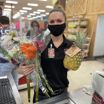 Detwiler's Farm Market - Best cashier ever - Farmers Market Near Me - Venice, Florida