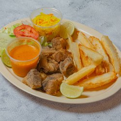 Reina's Restaurant - Yuca con chicharrón