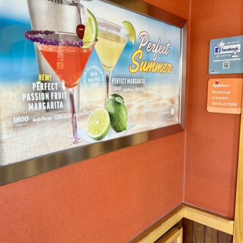 Applebee's Grill + Bar - Hallway - Sports Bars Near Me - Bellevue, Washington