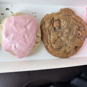Crumbl - Florence - sugar cookie and chocolate chip - Bakeries Near Me - Florence, Kentucky Crumbl - Florence - sugar cookie and chocolate chip - Bakeries Near Me - Florence, Kentucky