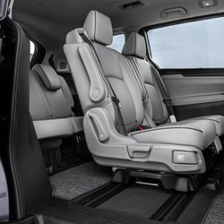 Thomas Transportation - Spacious leather seating for comfortable private airport, cruise port and Disneyland transportation across Southern California.