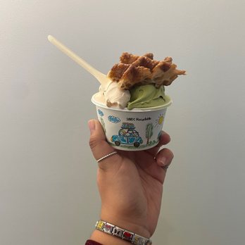 7Gradi - Toasted Marshmallow and Matcha with croughnut - Gelato Near Me - Honolulu, Hawaii
