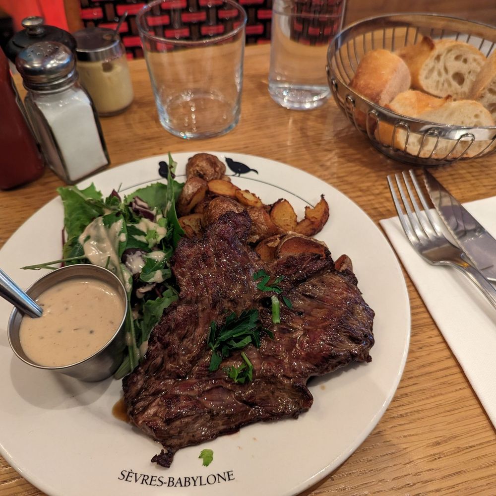 Les Oiseaux - Bavette grilled sauce poivre, pommes sautees mesculun - 16,5€ - Brasseries Near Me - Paris, 75