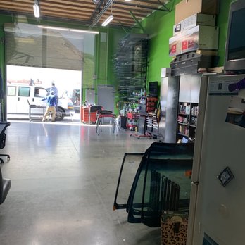 Alfredo's Auto Glass - Professional tools and well kept - Auto Glass Services Near Me - Corona, California Alfredo's Auto Glass - Professional tools and well kept - Auto Glass Services Near Me - Corona, California