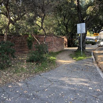 Descanso Trail - After parking in Descanso Garden, exit the Garden and walk towards the main road, then turn left. This photo is the way to the trailhead - Hiking Near Me - La Cañada Flintridge, California Descanso Trail - After parking in Descanso Garden, exit the Garden and walk towards the main road, then turn left. This photo is the way to the trailhead - Hiking Near Me - La Cañada Flintridge, California