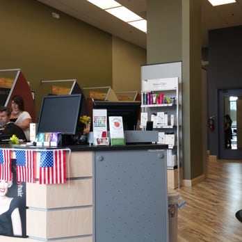 Great Clips - Clean and not dingy, fluorescents are in a high enough ceiling - Hair Salons Near Me - Lynnwood, Washington