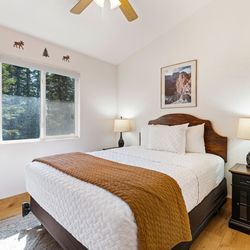 Duck Creek Village Inn - Moose Bedroom 1