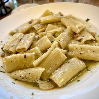Fumo - Rigatoni Classico - Garlic & Oil - Italian Near Me - New York, New York Fumo - Rigatoni Classico - Garlic & Oil - Italian Near Me - New York, New York
