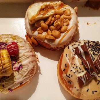 Royal Donuts - Lila Beerenfüllung / Caramell mit Erdnuss / Kinder Bueno Füllung (alle 3 eher wie Berliner) - Donuts Near Me - Hamburg, HH