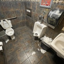 Hot Wings Cafe - Disgusting smelly bathroom