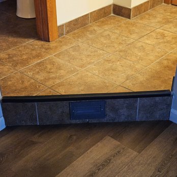 La Conner Country Inn - Step Up To The Bathroom - Hotels Near Me - La Conner, Washington