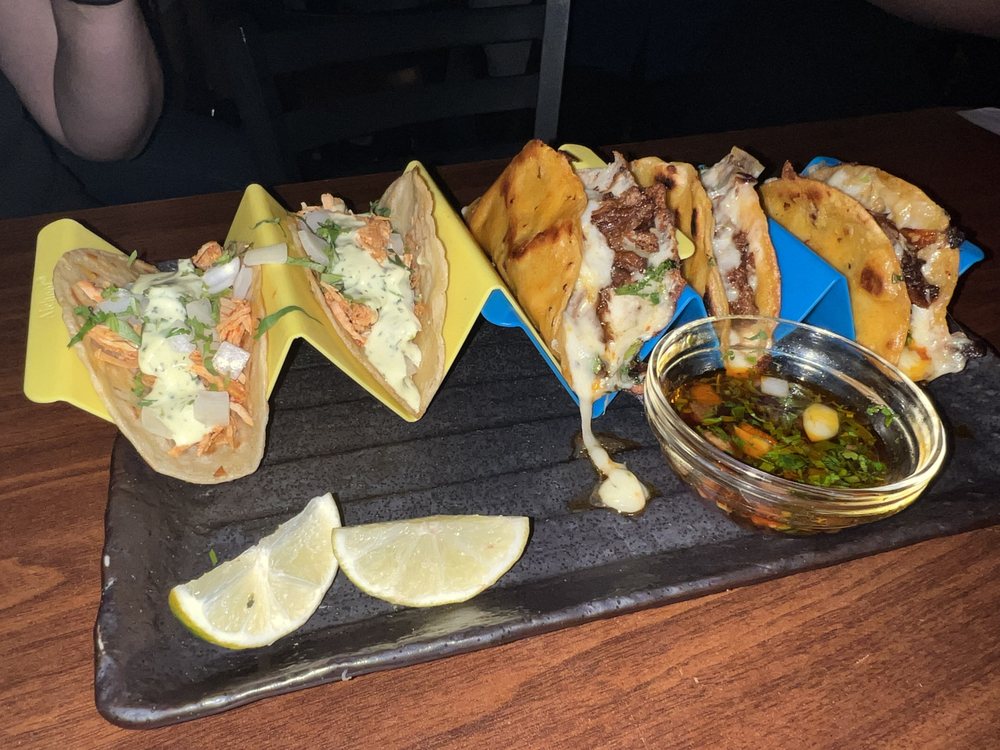 Una Mas Bar & Grill Image