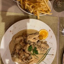 L’Escale - Chicken and mushroom sauce with a side of fries
