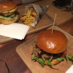 Manito - Cheeseburger mit Ei und Cheeseburger ohne Cheese dafür mit Speck. Nom-Nom.