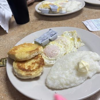 Snellgroves Restaurant - Biscuits, eggs, grits - Breakfast & Brunch Near Me - Plant City, Florida Snellgroves Restaurant - Biscuits, eggs, grits - Breakfast & Brunch Near Me - Plant City, Florida