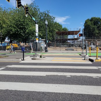 Mill Ends Park - Located in the middle of the crosswalk - Parks Near Me - Portland, Oregon Mill Ends Park - Located in the middle of the crosswalk - Parks Near Me - Portland, Oregon
