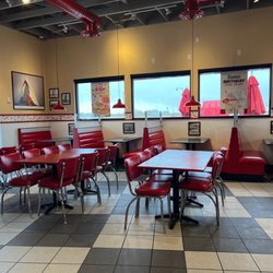 Freddy's Frozen Custard & Steakburgers - Dining area