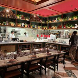Che Fico Parco Menlo - Food station and the big table indoors
