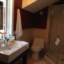 The Moose B&B - The Birch Room. Ensuite bathroom with shower & tub.