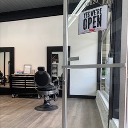 Uppercuts Barbershop - Super clean salon !!