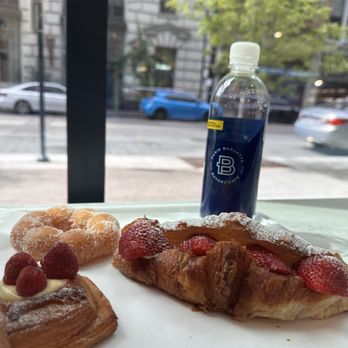 Paris Baguette - Sugar donut, fresh fruit pastries with a sweet custard - Bakeries Near Me - Cincinnati, Ohio Paris Baguette - Sugar donut, fresh fruit pastries with a sweet custard - Bakeries Near Me - Cincinnati, Ohio