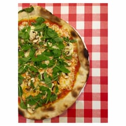 La Piccola Trattoria - Pizza funghi y rucola. Hasta el mantel nos encantó!