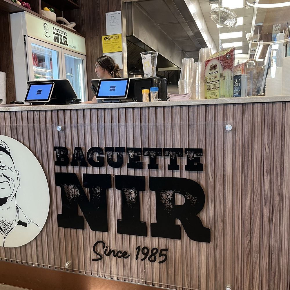 Baguette Nir - Salad Near Me - Aventura, Florida