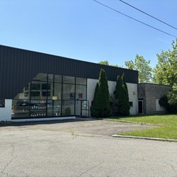 Royal Expert Auto Service & Discount Tire Center - Front Entrance