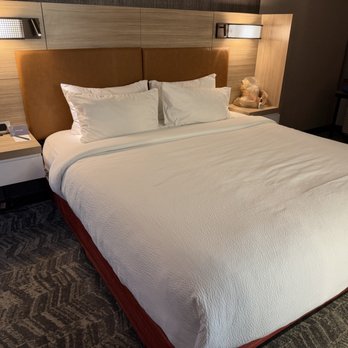 SpringHill Suites by Marriott Franklin Mint - King size bed w/ end tables & lights - Hotels Near Me - Franklin, Kentucky SpringHill Suites by Marriott Franklin Mint - King size bed w/ end tables & lights - Hotels Near Me - Franklin, Kentucky