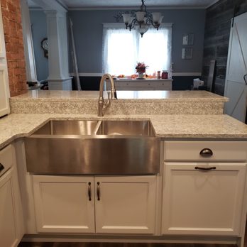 Perks Cabinetry - This small kitchen features a stainless apron front sink. - Cabinetry Near Me - Escanaba, Michigan