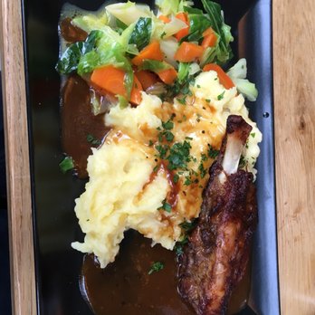 Hafenkante - Mini-Schweinshaxe mit Biersauce, Mören, Spitzkohl und Kartoffelstampf - German Near Me - Hamburg, HH Hafenkante - Mini-Schweinshaxe mit Biersauce, Mören, Spitzkohl und Kartoffelstampf - German Near Me - Hamburg, HH