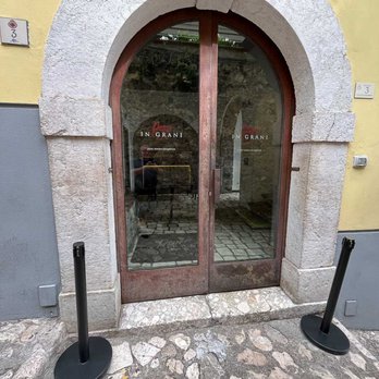 Pepe In Grani - Entrance - Pizza Near Me - Caiazzo, CE