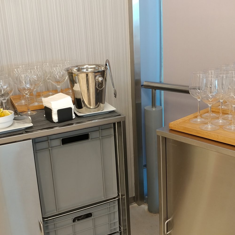Sala Puerta del Sol - Self-service booze at the Puerta del Sol VIP Lounge - Airport Lounges Near Me - Madrid, M