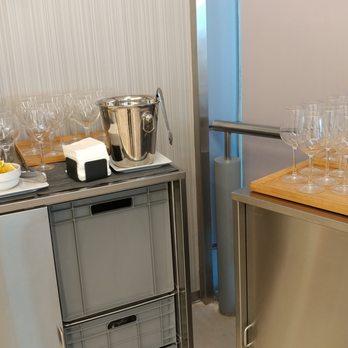 Sala Puerta del Sol - Self-service booze at the Puerta del Sol VIP Lounge - Airport Lounges Near Me - Madrid, M