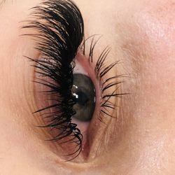 Exotica Beauty Studio By Sreyna Chou - Wispy Cat Eyes and lower lash extensions