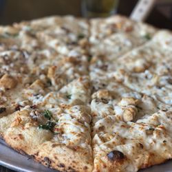 Leopoldo's Pizza - Alfredo Chicken Florentiine Pizza