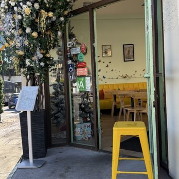 Calidum Cafe - Entrance - Cafes Near Me - Burbank, California
