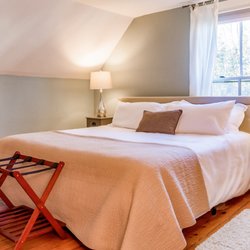 Woodbridge Inn - Silver Lake guest room - 2nd floor king room with ensuite bathroom