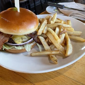 Applebee's Grill + Bar - Cheeseburger, fries - American Near Me - Fremont, Ohio