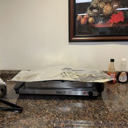 Econo Lodge Metro - Hotel is poorly maintained. Some of the serving trays didn't have a lid anymore. Everybody had to handle the foil to get to the food.