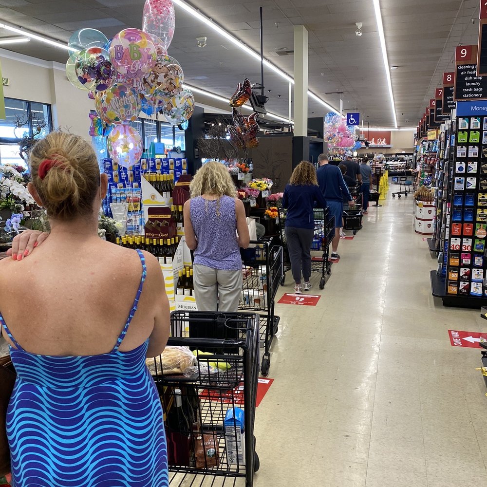 Vons - a woman shopping in a grocery store - Grocery Near Me - Hermosa Beach, California Vons - a woman shopping in a grocery store - Grocery Near Me - Hermosa Beach, California