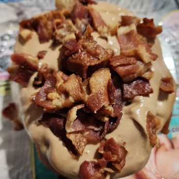 Blue Bird Cafe - Maple BACON Cinnamon Roll!!! - American Near Me - Arlington, Washington