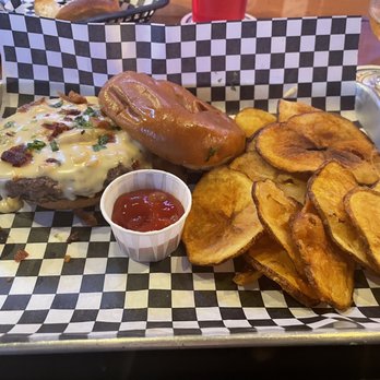 Pouring Glory - Smoked Gouda Burger - Beer Bar Near Me - Fort Worth, Texas