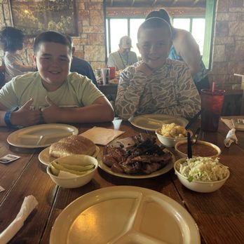 The Salt Lick BBQ - Happy kids about to demolish the all you can eat bbq - Barbeque Near Me - Round Rock, Texas The Salt Lick BBQ - Happy kids about to demolish the all you can eat bbq - Barbeque Near Me - Round Rock, Texas