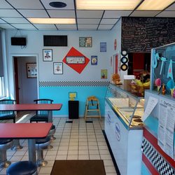 Charlie's Chicken & Treats - Interior decor